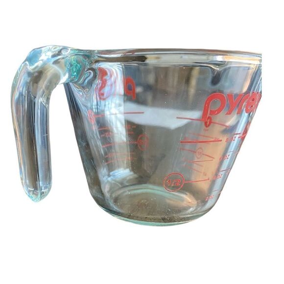EUC PYREX Glass Measuring Cup 8 oz Red Lettering - Made in USA - Picture 2 of 5